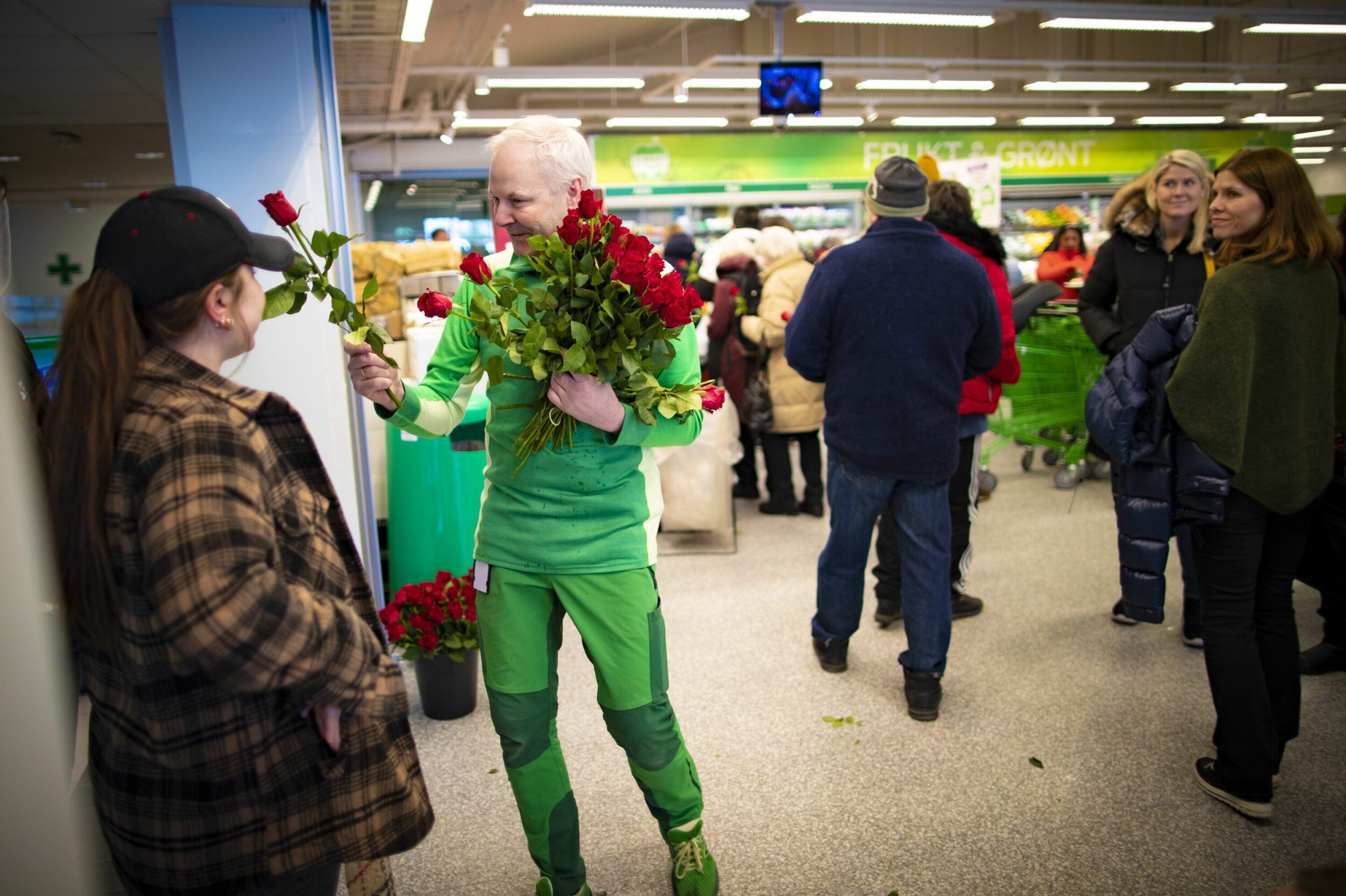 ROSER: Det var åpning med brask og bramm på Konnerud torsdag, med roser til alle de første kundene fra butikksjef Bjørn Hansen.