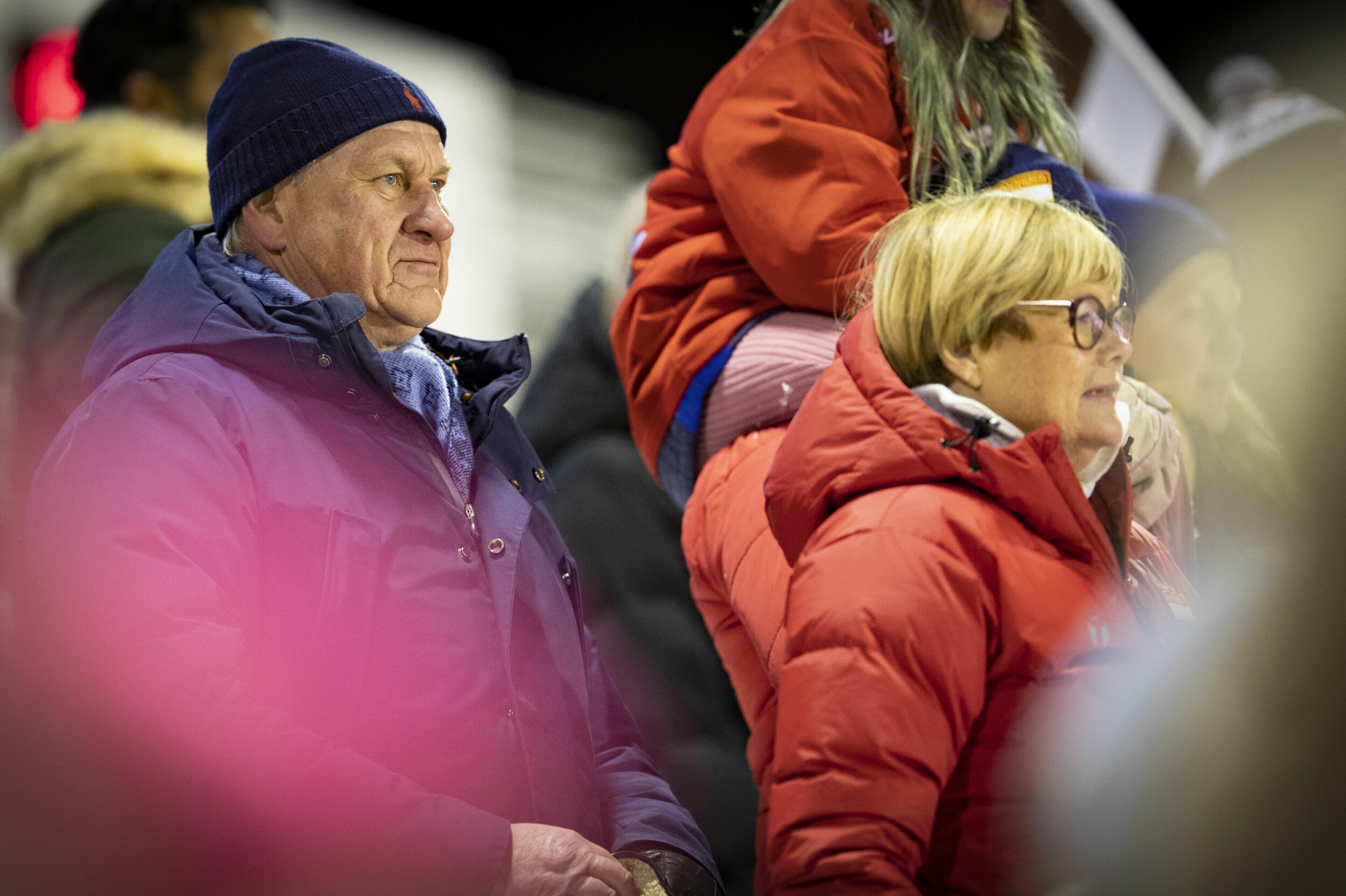 VIP-OPPMØTE: Det var ikke bare bandyforeldre på Konnerud stadion, her ser vi Konnerudværing og Høyres ordførerkandidat i Drammen, Kjell Arne Hermansen, flankert av styreleder i Konnerud idrettslag og Høyre-politiker Kristin Ørmen Johnsen.