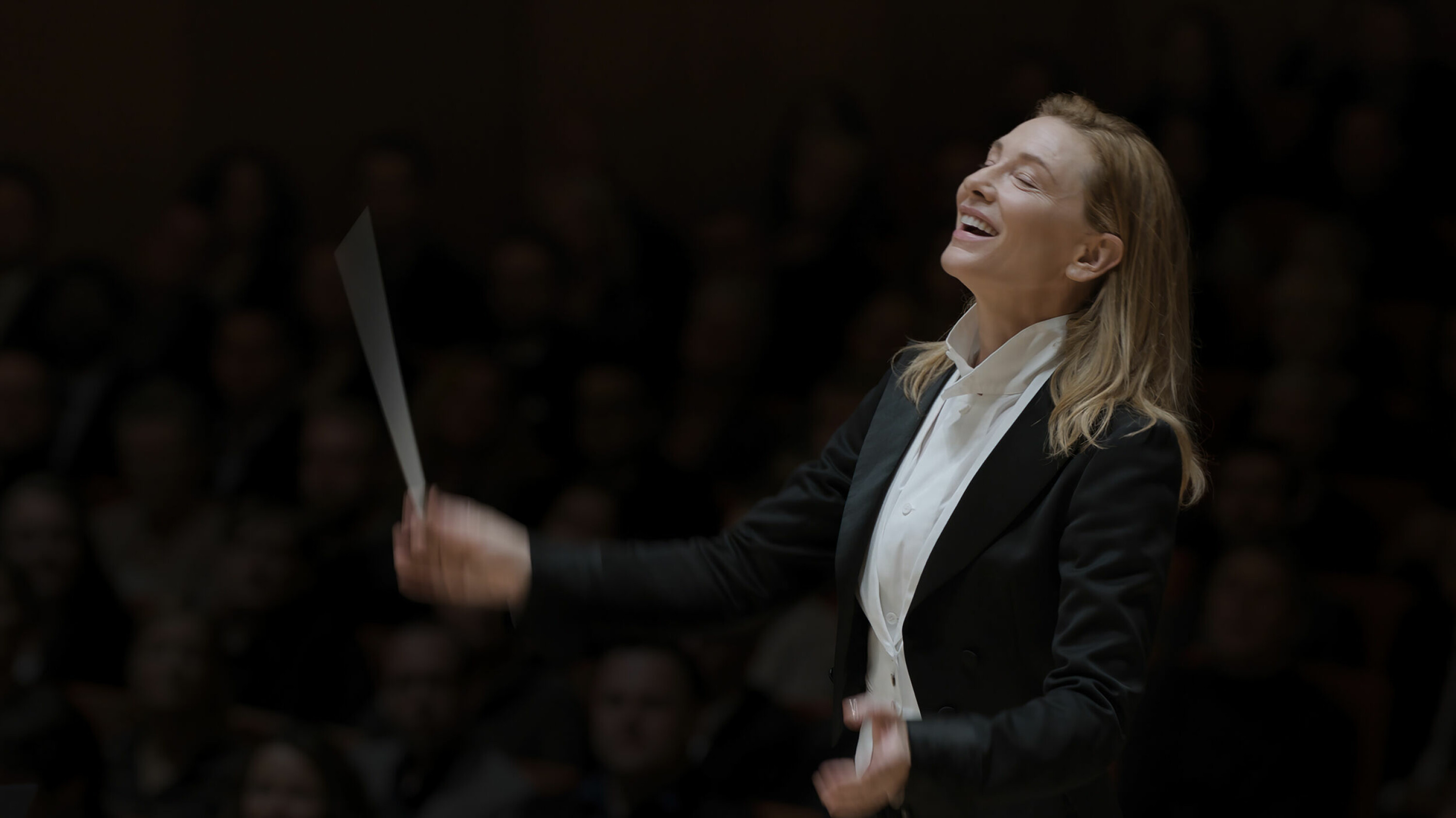 MAESTRO: En meget tilfreds Lydia Tár (Cate Blanchett) slår håret løs, mens hun leder Berlinerfilharmonien med den største innlevelse