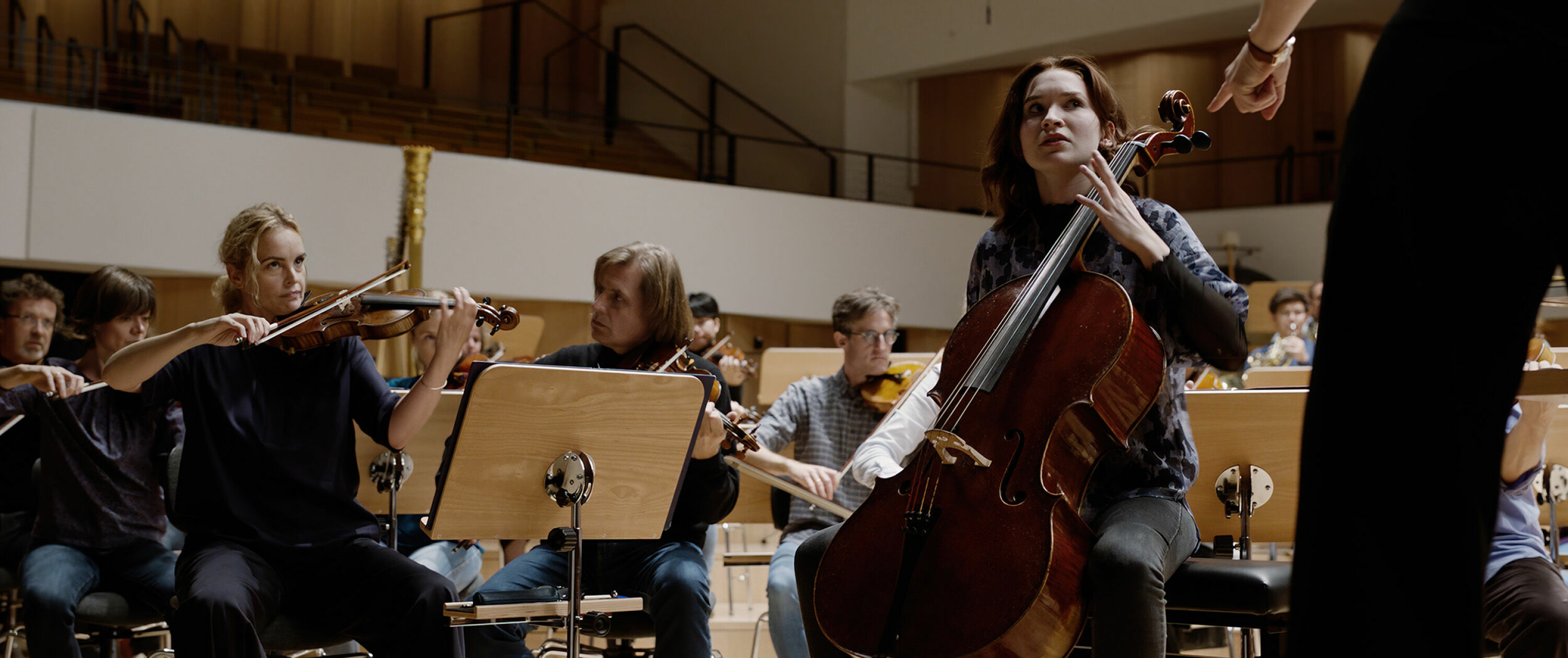 EN SJALU FIOLINIST: Gnisninger i filharmonien når en ung lovende og altfor tiltrekkende cello-spiller tar opp en ny plass