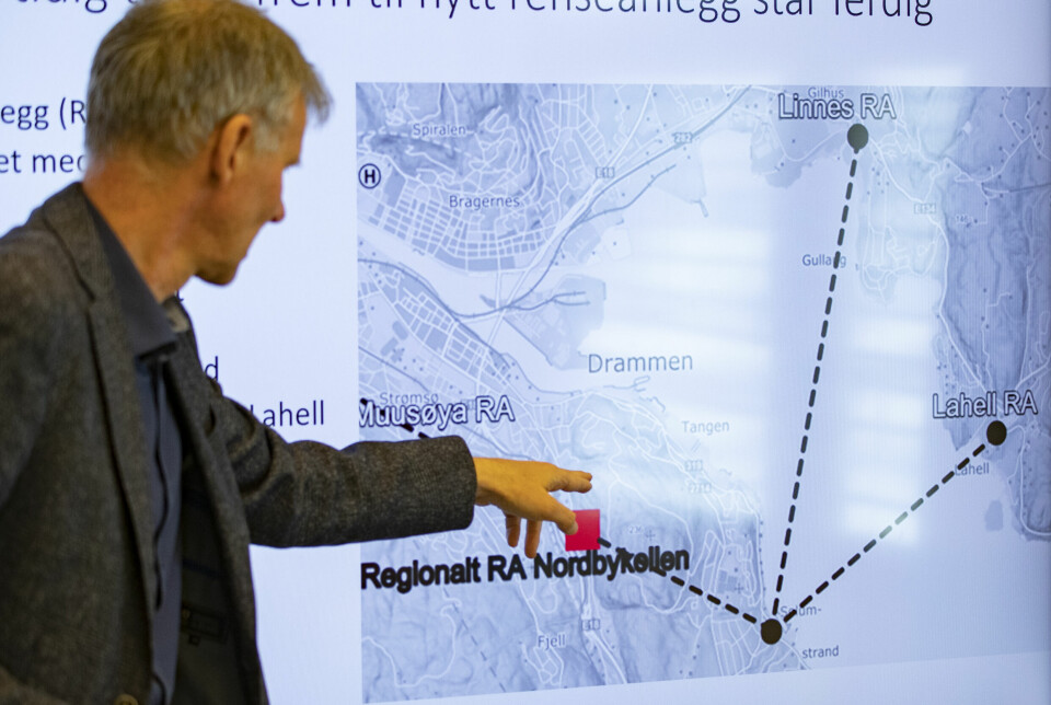 HER GÅR LEDNINGENE: Byutviklingsdirektør Bertil Horvli viser hvor rørene vil gå over Drammensfjorden til det nye renseanlegget. Det er foreløpig ikke klart om det vil gå ett eller flere rør mellom hver av punktene.