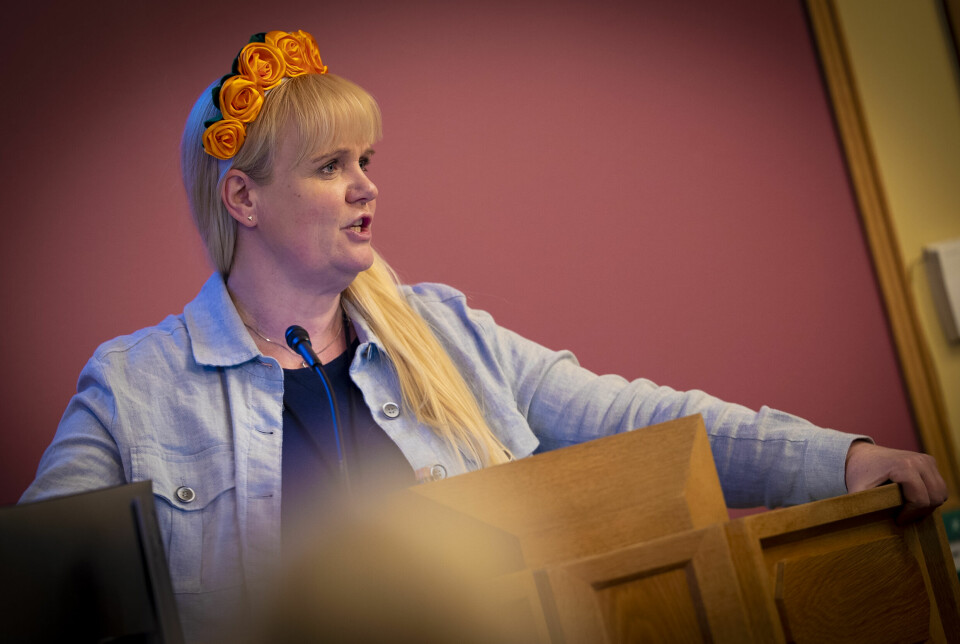 FARGERIKT INNSLAG: Kristin Surlien (H) høstet applaus for fremførelsen av «You got a friend in me», iført hårpryd fra ukrainske flyktninger i Drammen.