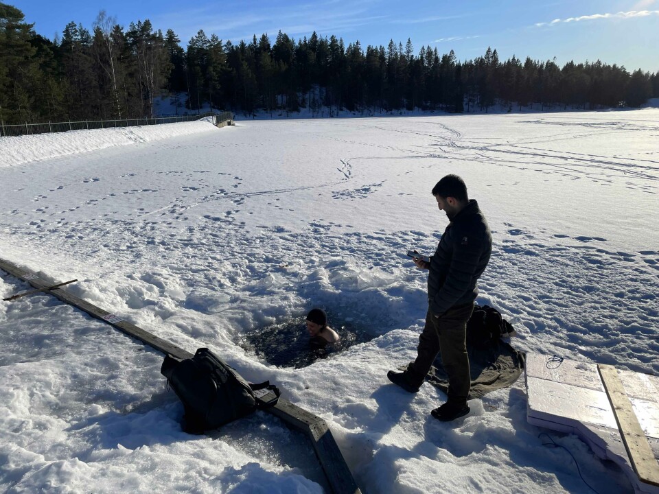 ISBADING: Det nærmeste man kommer vårstemning på Landfalltjern, hvor isen fortsatt ligger tjukk.