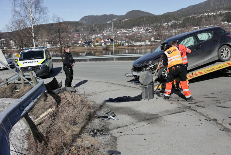 To biler kolliderte ved Mjøndalsbrua