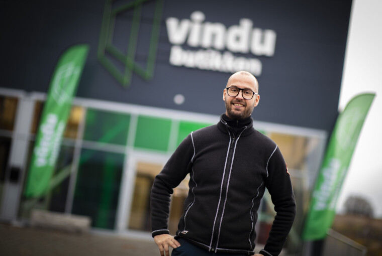 TOK SAKEN I EGNE HENDER: Thomas Messel (44) fra Svelvik er daglig leder for Vindu Butikken.
