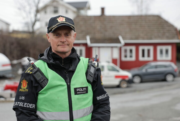 LEDET AKSJONEN: Politiets innsatsleder Arne Guddal ved Røde Kors-huset i Vestfossen.