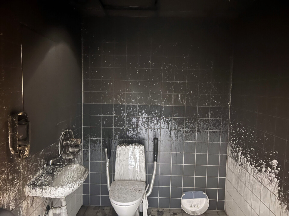 STORE SKADER: Slik så det ut på toalettet i Galterudhallen etter dagens brann. Kommunen får regninga.