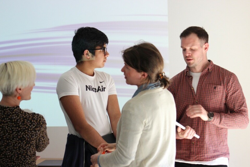 Engasjert elev i dialog med Andreas Røed, rådgiver ved Statsforvalteren i Oslo og Viken.