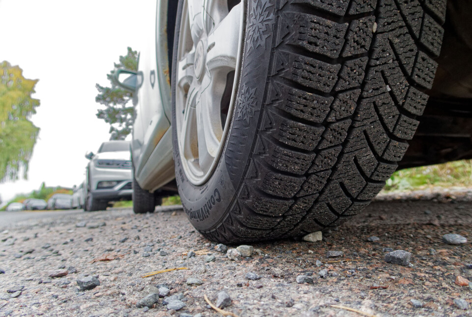 Vinterdekk med myk gummiblanding gir dårligere trafikksikkerhet på sommerføre, påpeker forsikringsselskapet If.