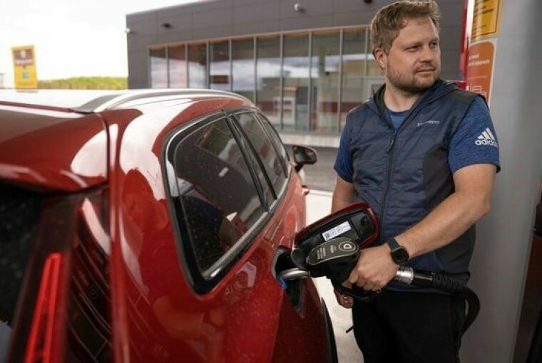 Drivstoffprisene har bitt seg fast på over 20 kroner literen. Nå forlanger NAF at trygve Slagsvold Vedum innfrir løftene om å kutte i drivstoffavgiftene.