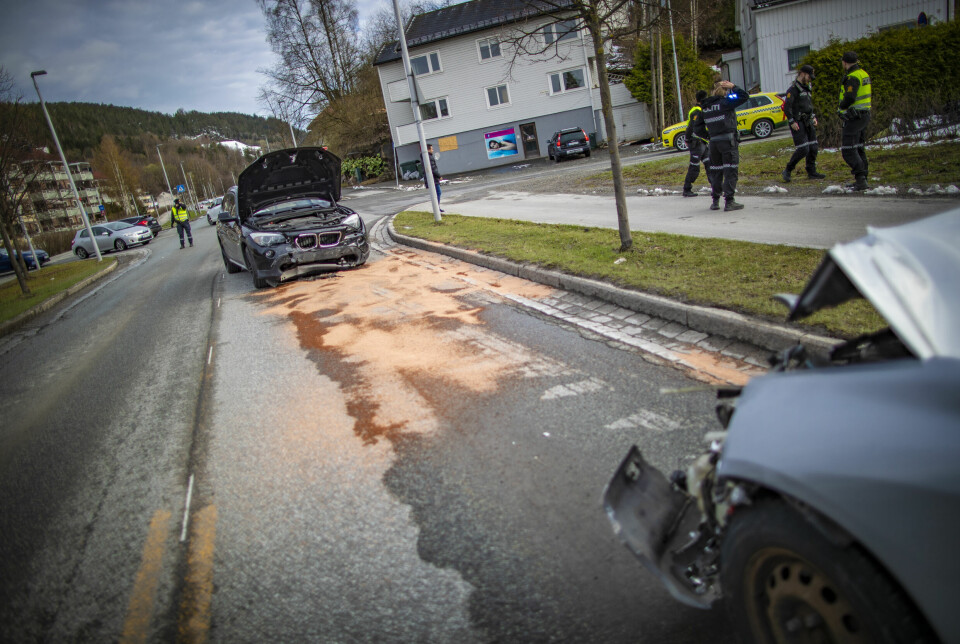 HOLMESTRANDSVEIEN: Begge bilene, hvorav en øvelseskjørte, måtte hentes av bergingsbil etter kollisjonen, som resulterte i en del skader i fronten på begge kjøretøy.
