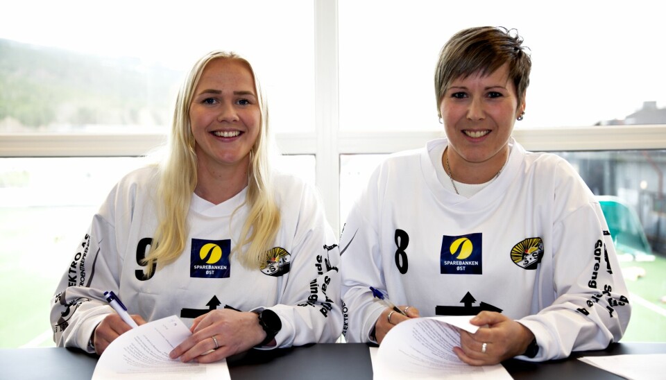 Martine Døhlen Holm (28) og Helle Berntsen-Lillejord (35) ikler seg Solberg-drakta neste sesong, her fra signering på klubbhuset.