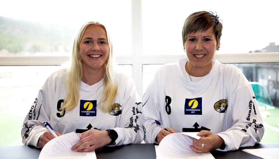 Martine Døhlen Holm (28) og Helle Berntsen-Lillejord (35) ikler seg Solberg-drakta neste sesong, her fra signering på klubbhuset.