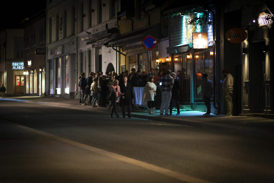 ENGENE: Kø foran Heidi's Bier Bar rundt midnatt.