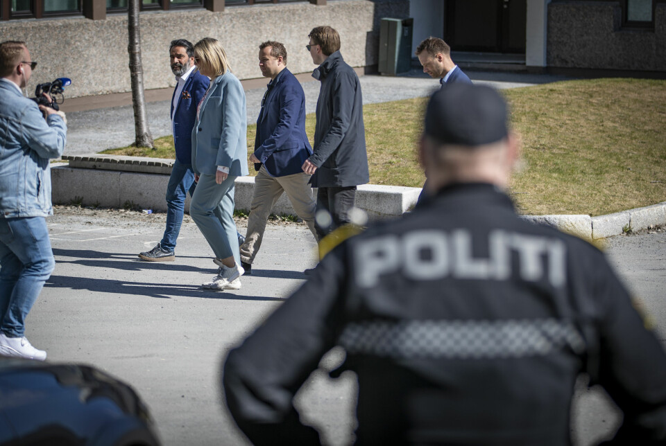 POLITIESKORTE: Frp-leder Sylvi Listhaug på vei inn på Galterud skole.