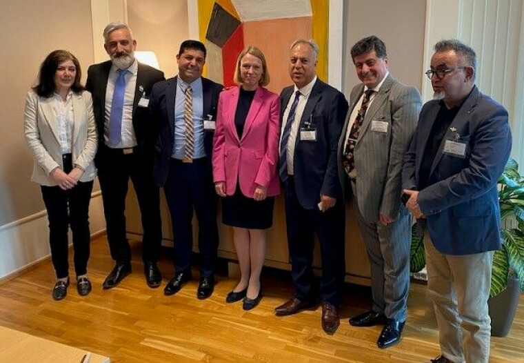 Anniken Huitfeldt, Bijan Gharahkhani og resten av delegasjonen på utenriksministerens kontor.
