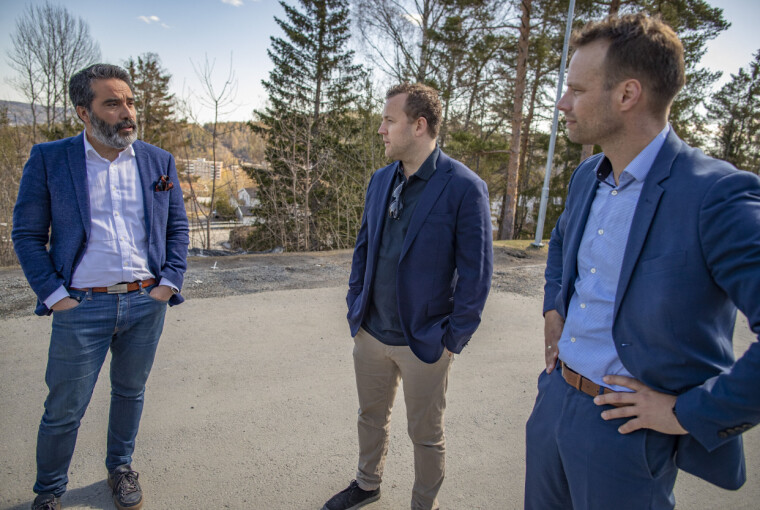 BESØKTE GALTERUD: Fremskrittspartiet, her ved Lavrans Kierulf og Jon Helgheim, besøkte forrige uke Galterud-rektor Simon E. Jara for samtaler om situasjonen på ungdomsskolen på Fjell.