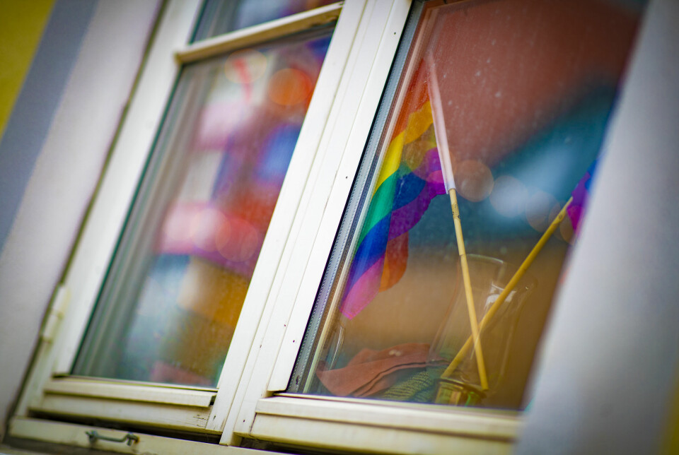 Etter vinduspynten i St. Hallvard borettslag å dømme, er beboerne i området mer enn klare for Regnbuegate. Flere vinduer er utsmykket med Pride-flagg.