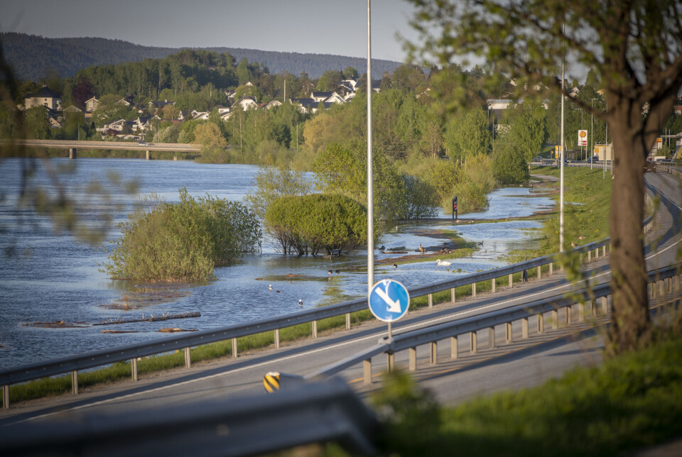 OVERSVØMT: Gangveien i Mjøndalen i helga.