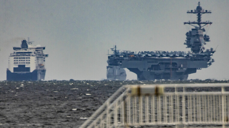 FRAKJØRT AV DANSKEBÅTEN: Her blir USS Gerald Ford passert av Colorline på vei ut ytre Oslofjord. Foran ligger KNM Roald Amundsen. Bildet er tatt fra Bastøfosen.