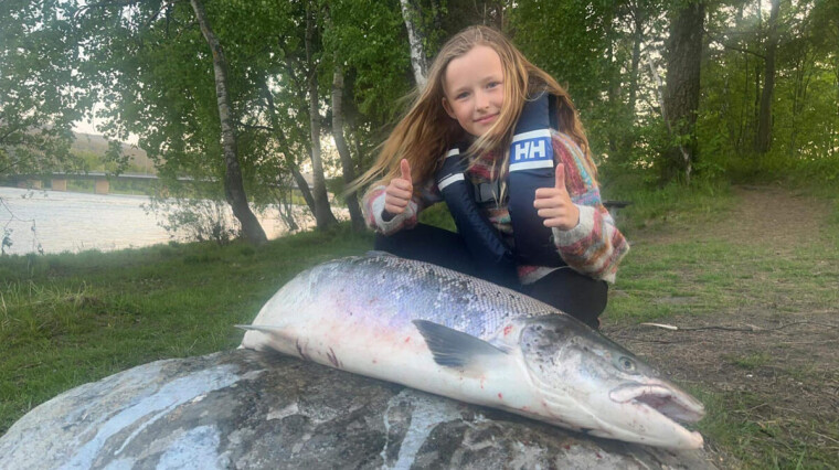 STORFISKER: Heidi Ulriksen med laksen på 11,4 kilo tatt fra båt på grønn sone i Nedre Eiker tirsdag kveld
