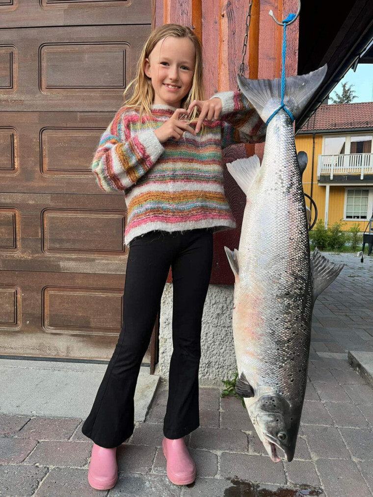 Dette er den stolte fiskeren og det beste av alt – hun slo søsterens pers på 8,2 kilo som hun tok for to år siden. Fisken er nesten like stor som jenta.