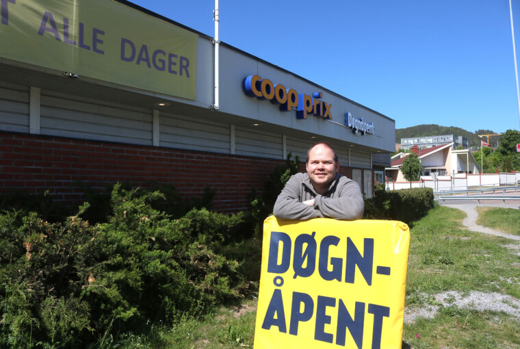 Kristian Henriksen sier de har fått flere reaksjoner etter at skiltene om døgnåpen butikk kom opp i går.
