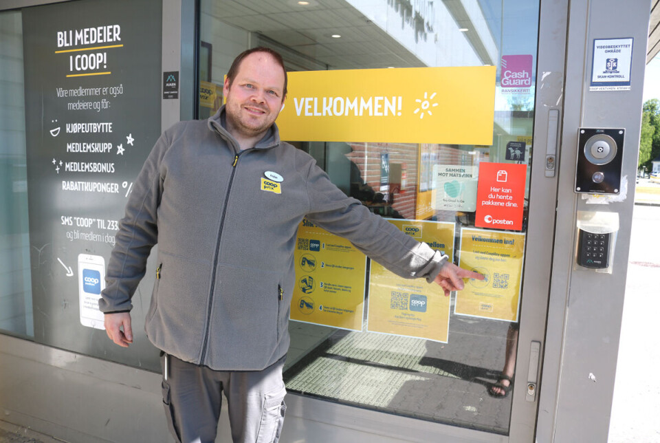 – Denne QR-koden må skannes hver gang du skal inn i butikken etter vanlig åpningstid. Du må også skanne deg ut igjen etter endt handel, sier Kristian.