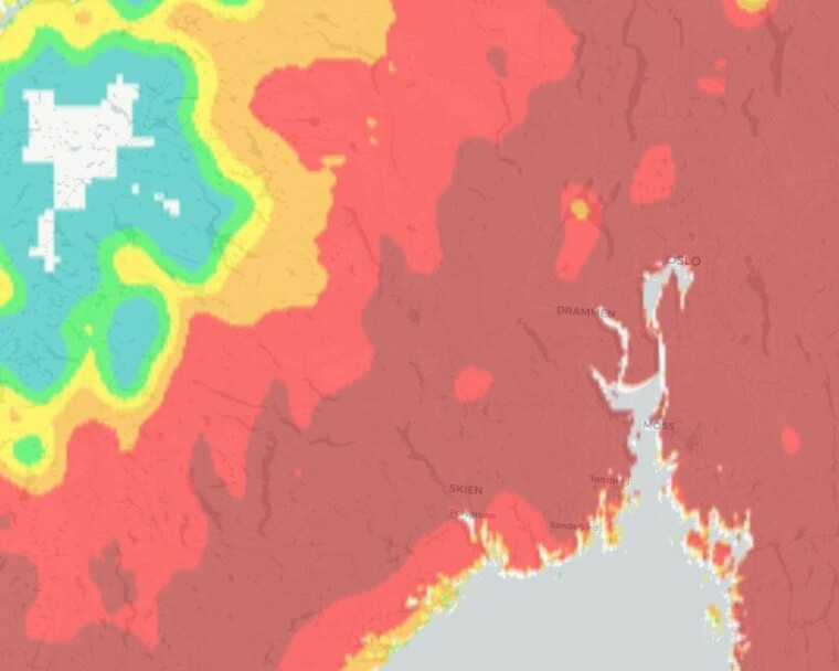 BLODRØDT: Det sentrale Østlandet er nå mørkerødt. Kun på høyfjellet er det ikke skogbrannfare i Sør-Norge.