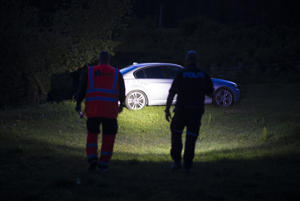 HER ENDTE FERDEN: Godt ute på et jorde, etter å ha meid ned et gjerde, tok de unge karene ombord i bilen beina fatt.