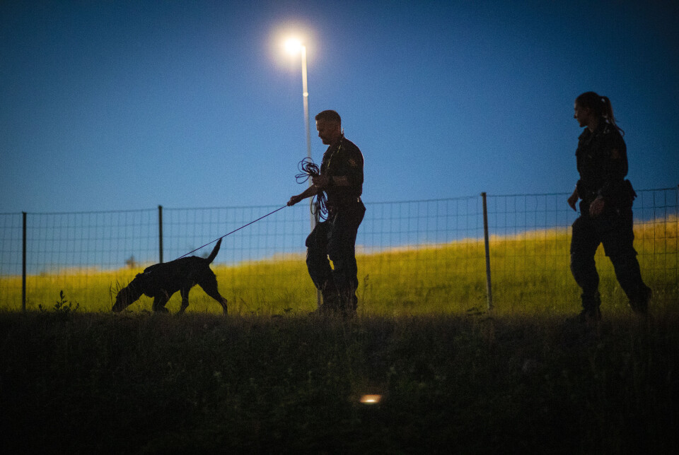HUNDESØK: Politiets hundepatrulje fant rømlingene.