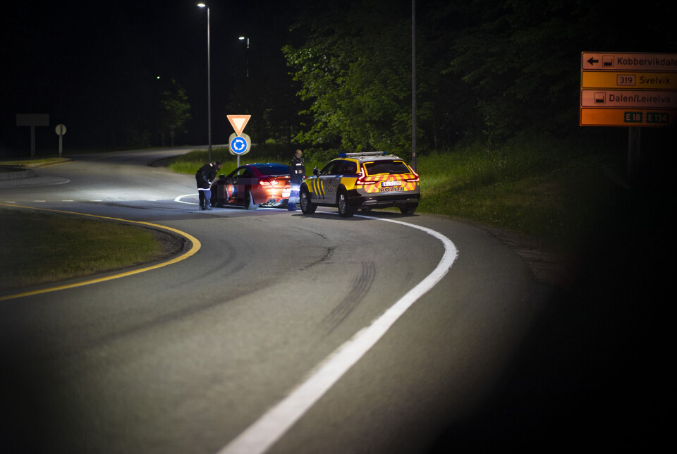 TATT AV UP: En sportsbil blir stoppet av UP etter å ha blitt målt til 159 km/t i 110-sone på E18 senere på natten. Føreren, en mann i 20-åra, fikk beslaglagt førerkortet.