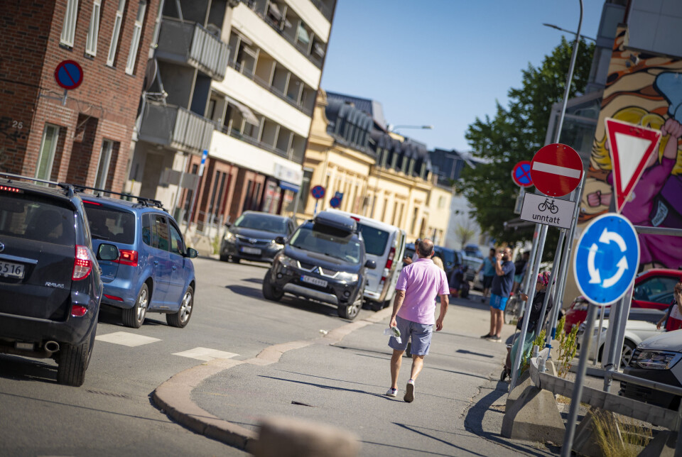 LOVLØSE TILSTANDER: Her er det tidvis kø med biler mot skiltet kjøreretning.