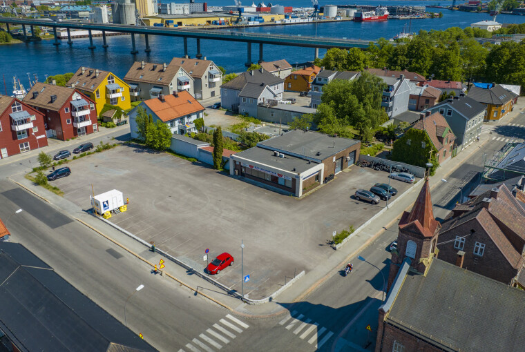 AVJØRES NÅ: Skjebnen til den store tomta midt på Strømsø skal utvikles, ligger på politikernes bord til uka.