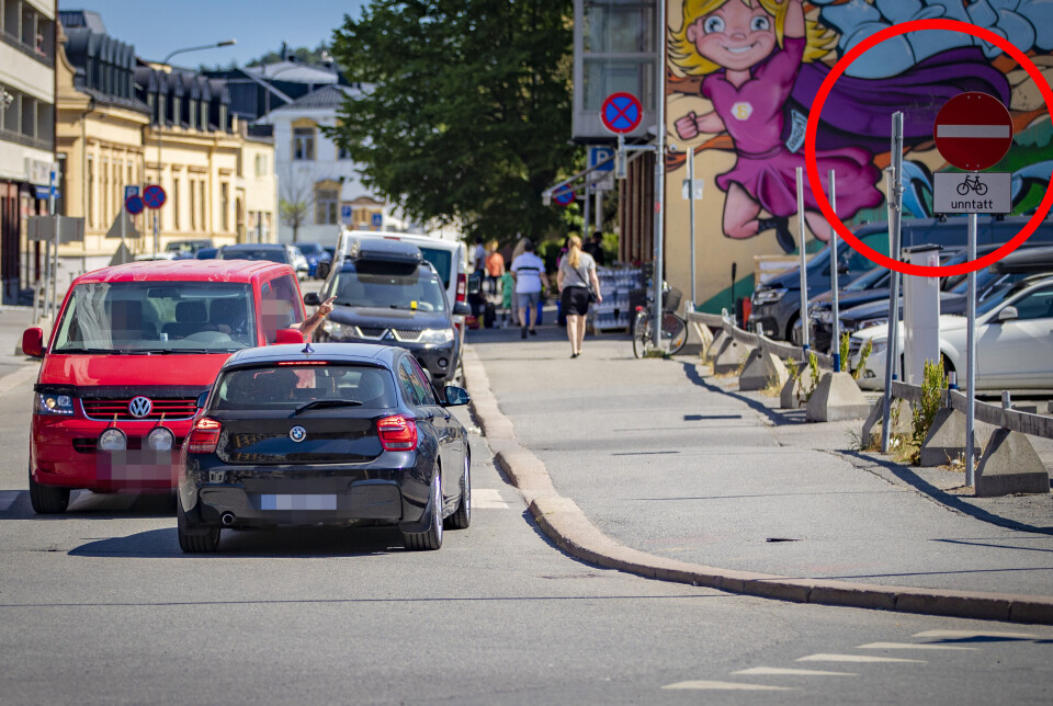 FIKK PASSET PÅSKREVET: Bilføreren i BMW-en fikk klar melding fra føreren av varebilen.