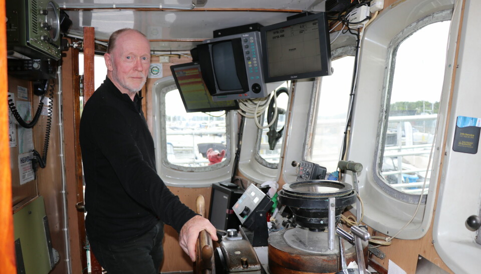 Kapteinen på plass i styrehuset er stolt over at Handala har alt som trengs av moderne navigeringsutstyr.