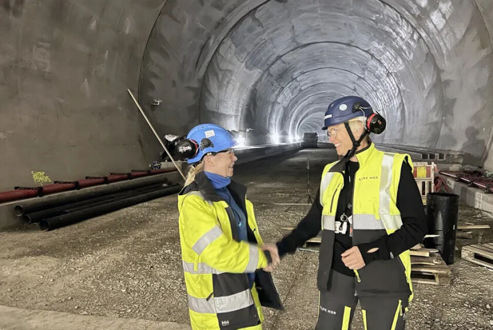 Prosjektleder Hanne Wiig overleverer tunnelen til prosjektsjef Hanne Stormo, på grensen der bergtunnelen og løsmassetunnelen møtes.