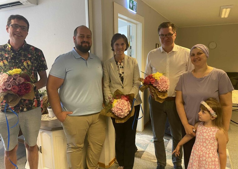 KOM MED GAVEPAKKE: Statsråd Kjersti Toppe (Sp) besøkte flyktningemottaket på Blå Kors i Drammen før helga, her med Simon Nordanger (Sp) og Eivind Knudsen (Ap).