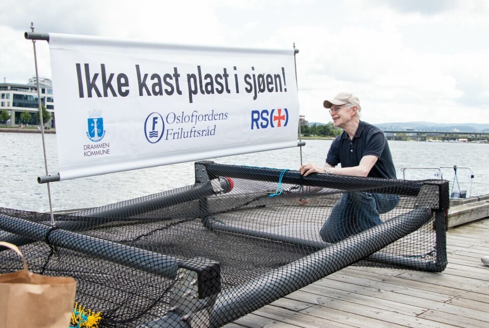 Torbjørn Wilhelmsen fra Plastpatruljen med trålen som brukes. Trålen er en to meter bred «hov» som ligger rett i vannet. Den samler søppel som ligger på vannoverflaten og kan lett trekkes med en liten båt.