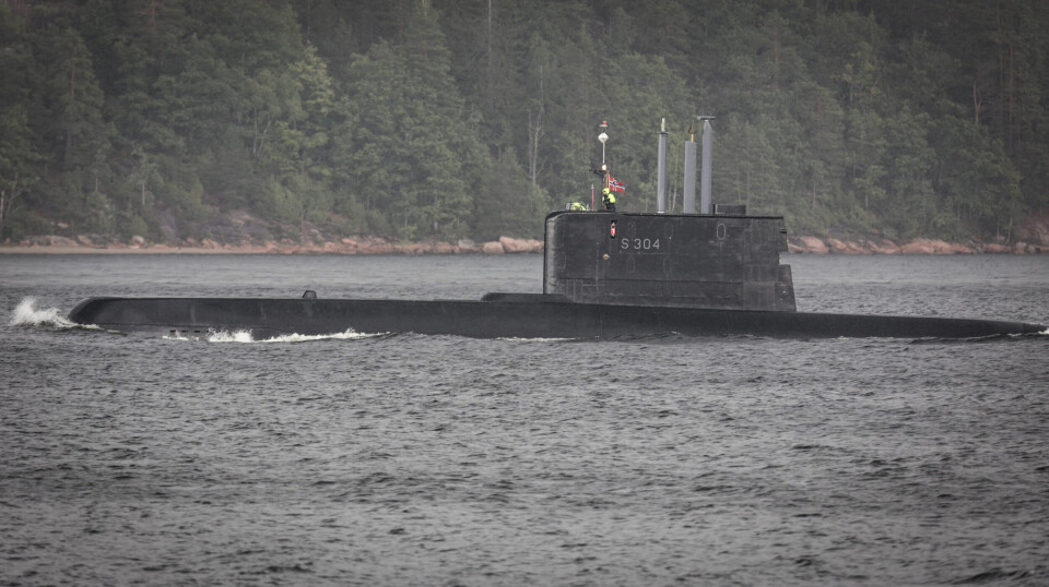 SJELDENT BESØK: Ubåten KNM Uthaug fra ULA-klassen er her avfotografert i indre Drammensfjord torsdag ettermiddag.