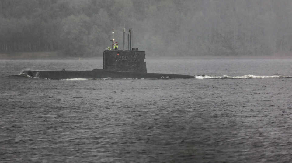 UVÆR: Her passerer ubåten uvær med kraftig regn på vei mot Drammen. Det har hele tiden vært folk i tårnet på ubåten, og det norske flagget er heist for at tilfeldig forbipasserende ikke skal tro at det er en russisk ubåt på avveie.