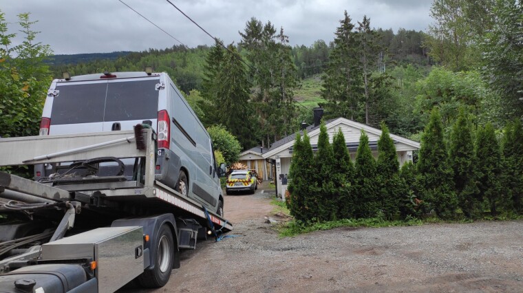 Jakten førte politiet til denne adressen. Her blir en varebil som trolig er brukt i tyveriet tauet vekk. I samme område pågår det nå en klappjakt etter en av tyvene, som løp til skogs.