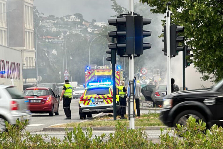 KRAFTIG RØYKUTVIKLING: Ingen ble skadet da bilen begynte å brenne og ble stoppet i Telthusgata tirsdag kveld.