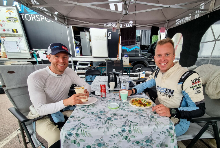 GOD STEMNING: Barndomskameratene Frank Tore Larsen (t.v.) og Torstein Eriksen opplevde rally-drømmen i Sverige før det hele gikk fryktelig galt.