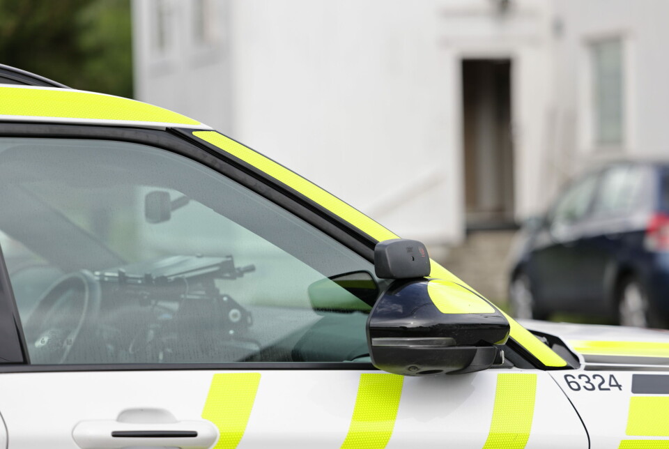 SPERRET AV: Politiet har sperret av den aktuelle adressen hvor hendelsen skal ha skjedd, en eldre enebolig.