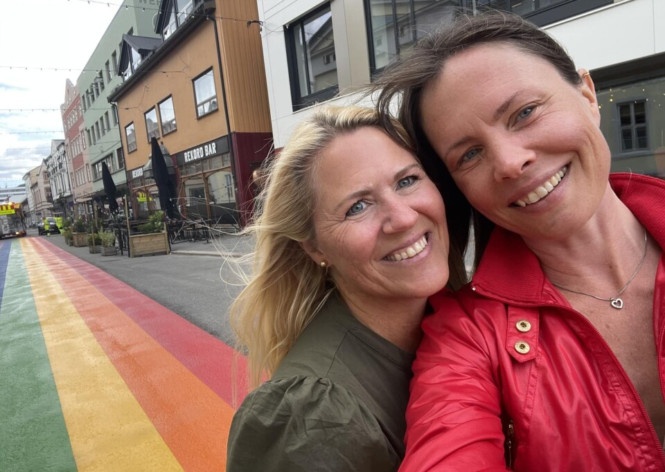 Ordfører Monica Myrvold Berg og initiativtager Cathrin Janøy (MDG) poserer på den nylagte regnbuegata på Strømsø forrige uke.