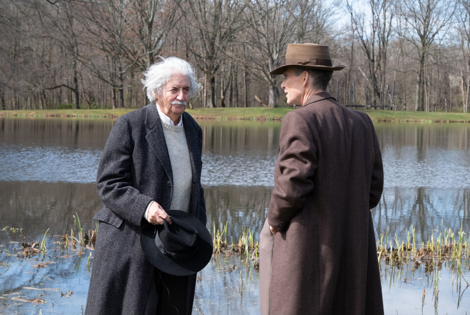Oppenheimer og Einstein (Tom Conti) diskuterer fysikkens mektige verden