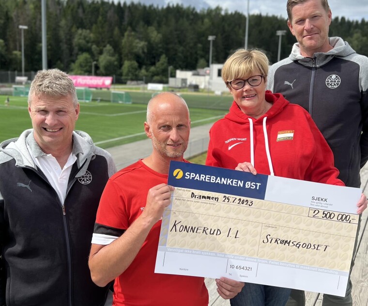Jostein Flo og Magne J. Nilsen i Strømsgodset overrakte sjekken til Konnerud og styreleder Kristin Ørmen Johnsen.