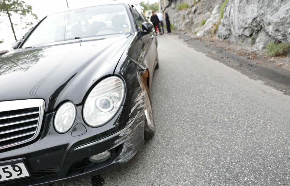 En eldre Mercedes E-klasse var ukjørbar etter utforkjøringen.