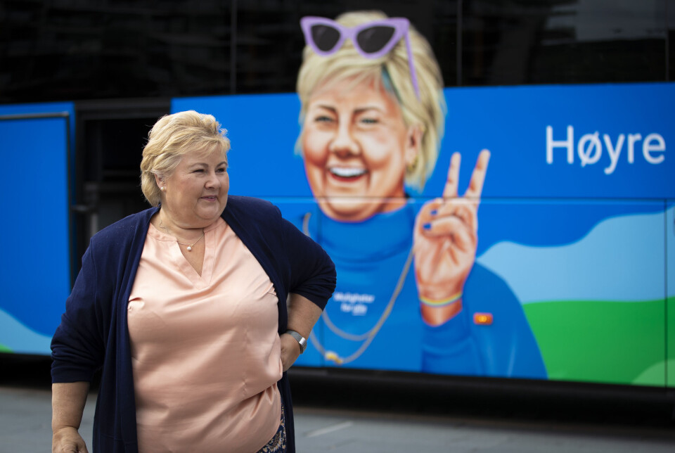 VIL HA KONTROLLEN I DRAMMEN: Erna Solberg foran bussen dekorert med karikatur av seg selv i Drammen onsdag.